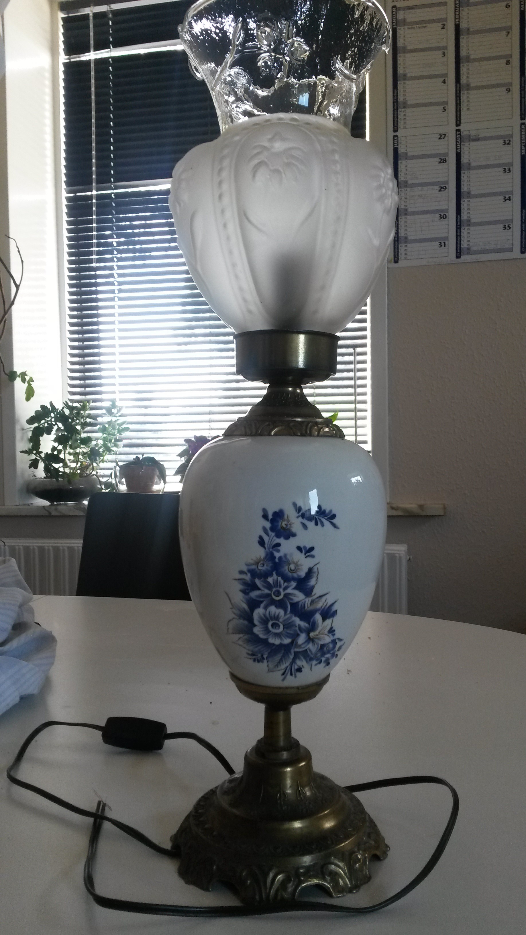 gammel flot porcelæn lampe til El. 46 cm høj og Ca 12 cm Ø. virker fint. -400kr